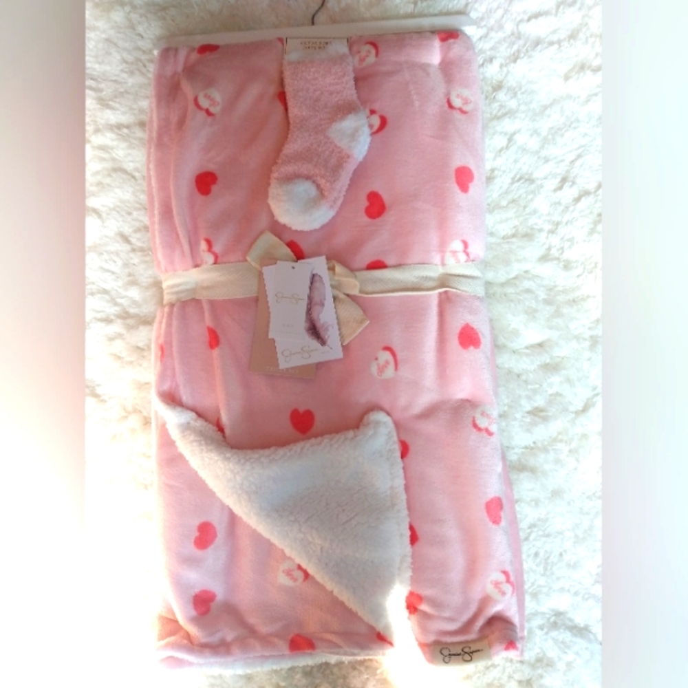 NWT Jessica Simpson 2pc pink & white heart throw blanket and cozy sock bundle